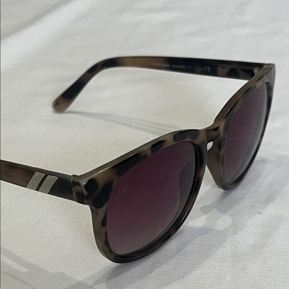 Blenders Tiger Mark Tortoise Shell Sunglasses Brown Polarized Scuffed Lenses